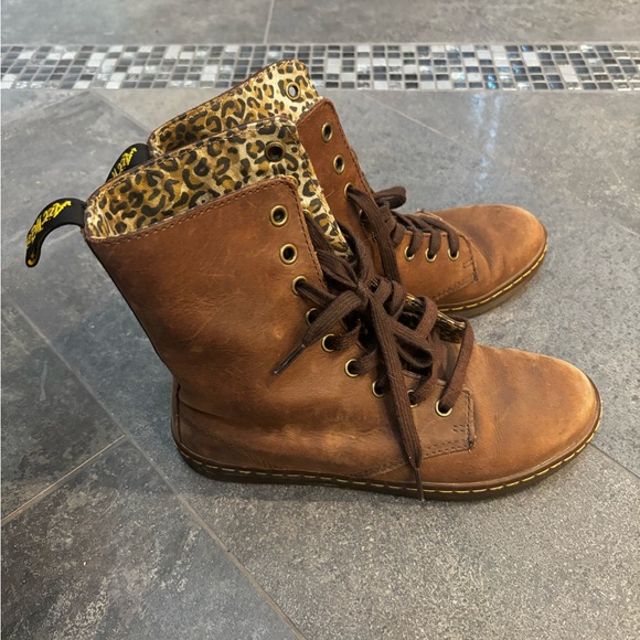 Dr Martens brown boots with leopard patterns inside - Picture 3 of 5